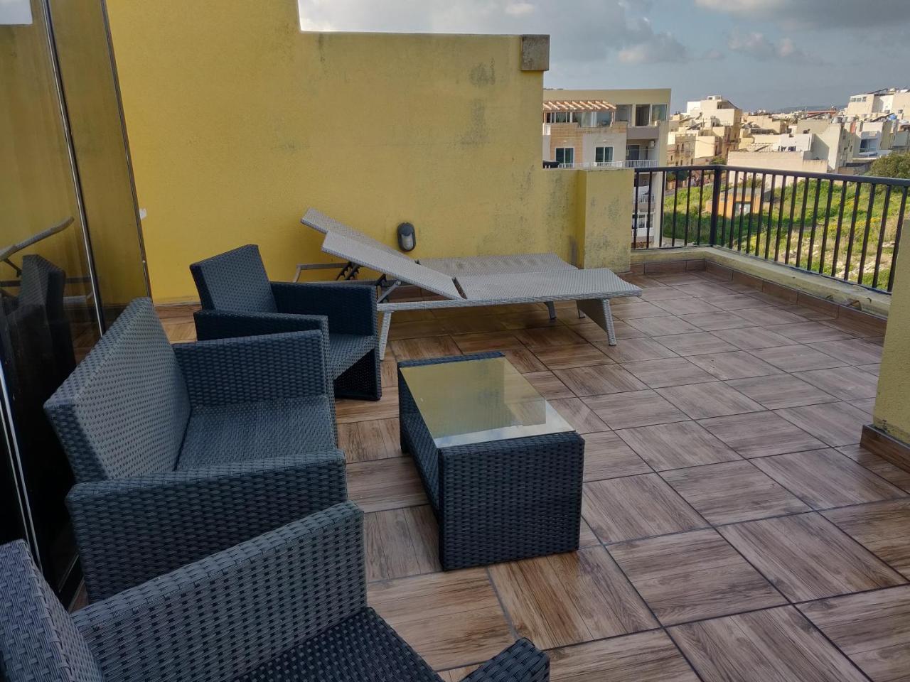 Panoramic Penthouse In Marsascala Which Enjoys Sea And Country Views Apartman Marsaskala Kültér fotó