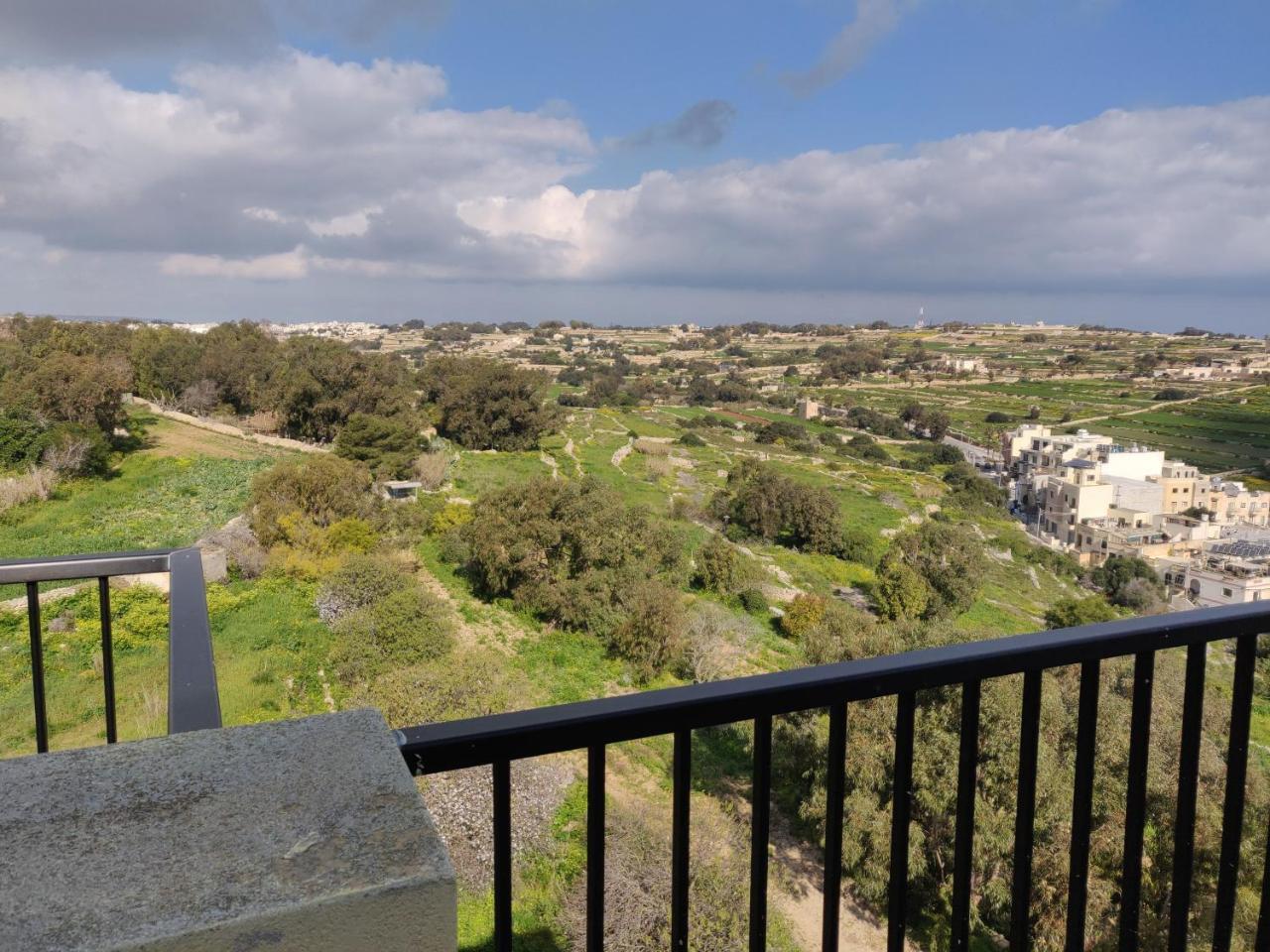 Panoramic Penthouse In Marsascala Which Enjoys Sea And Country Views Apartman Marsaskala Kültér fotó